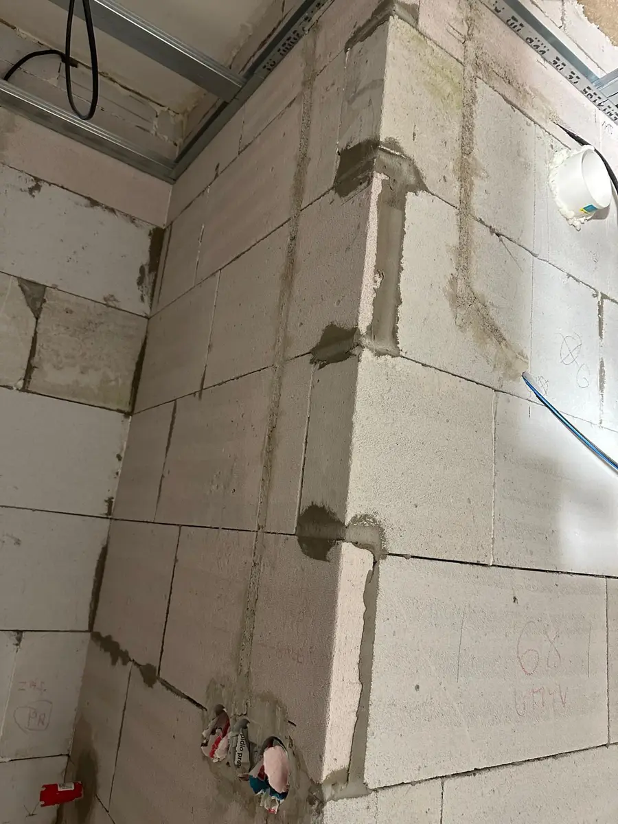 Vrtání drážky pro elektroinstalaci do pórobetonové zdi vrtačkou s korunkou